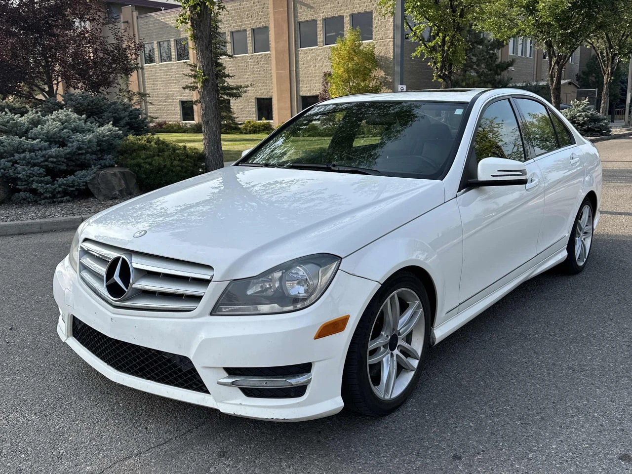 Mercedes-Benz C 300 * CARFAX * АВТО КРЕДИТ * ЦЕНА ДО БГ! - изображение 2