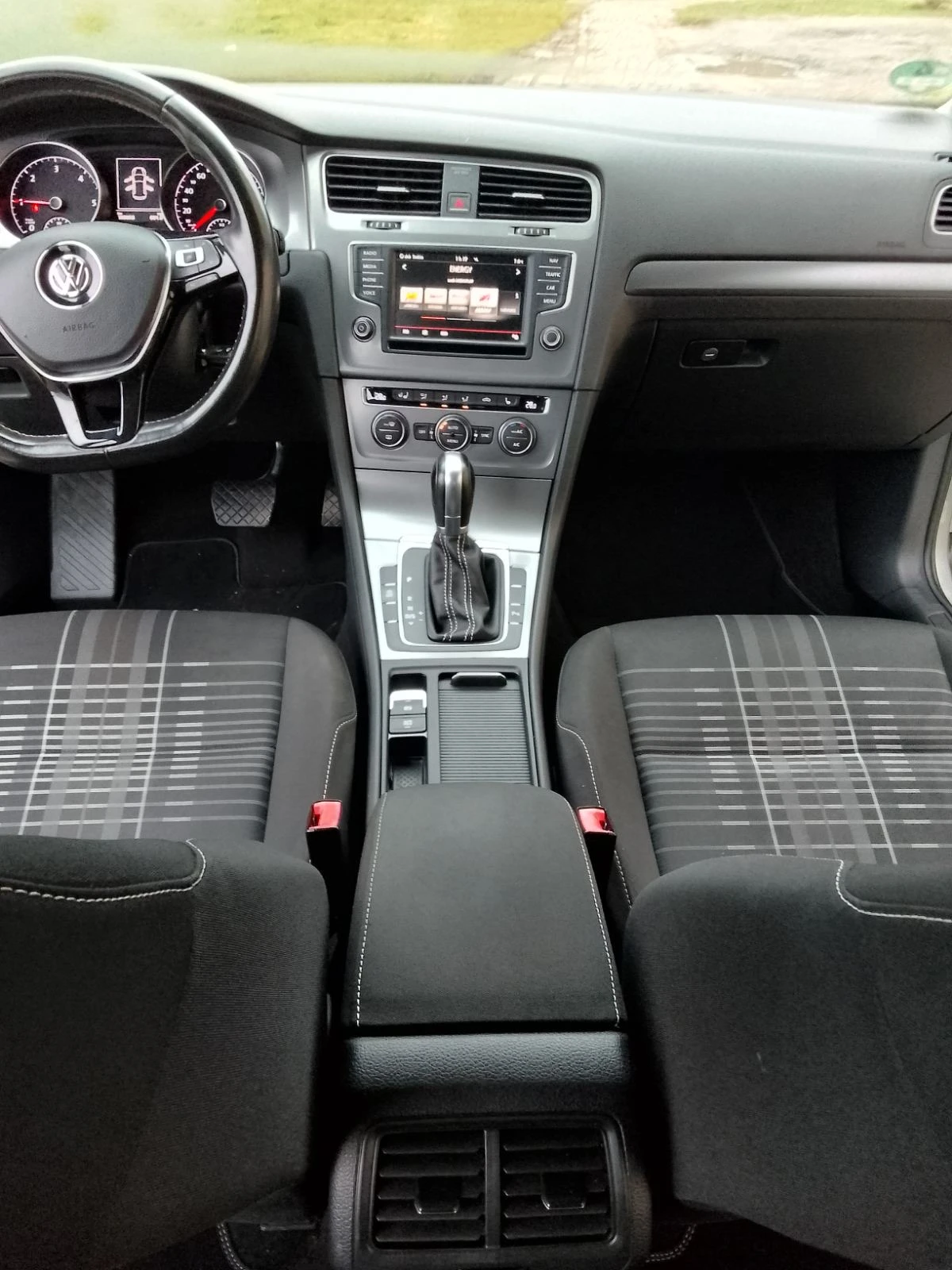 VW Golf 1.6TDI Автоматик 100хил км, снимка 17 - Автомобили и джипове - 53716699
