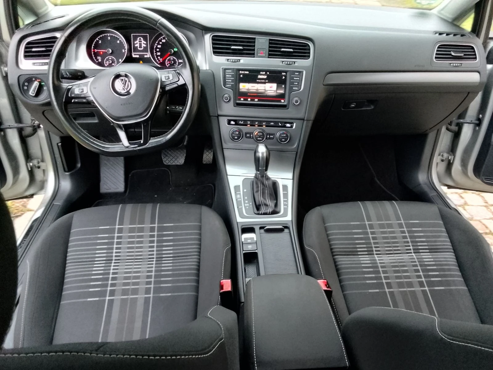 VW Golf 1.6TDI Автоматик 100хил км, снимка 14 - Автомобили и джипове - 53716699