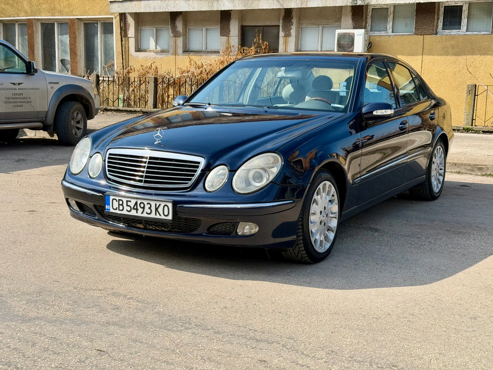 Mercedes-Benz E 220 E 2.2 Дизел, снимка 3 - Автомобили и джипове - 53727811