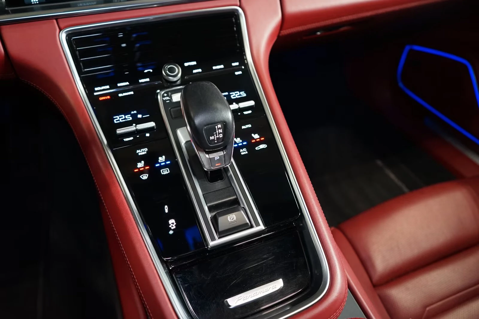 Porsche Panamera 4S/421HP/360/CHRONO/PANO/ОБДУХВАНЕ/173z, снимка 15 - Автомобили и джипове - 53887588