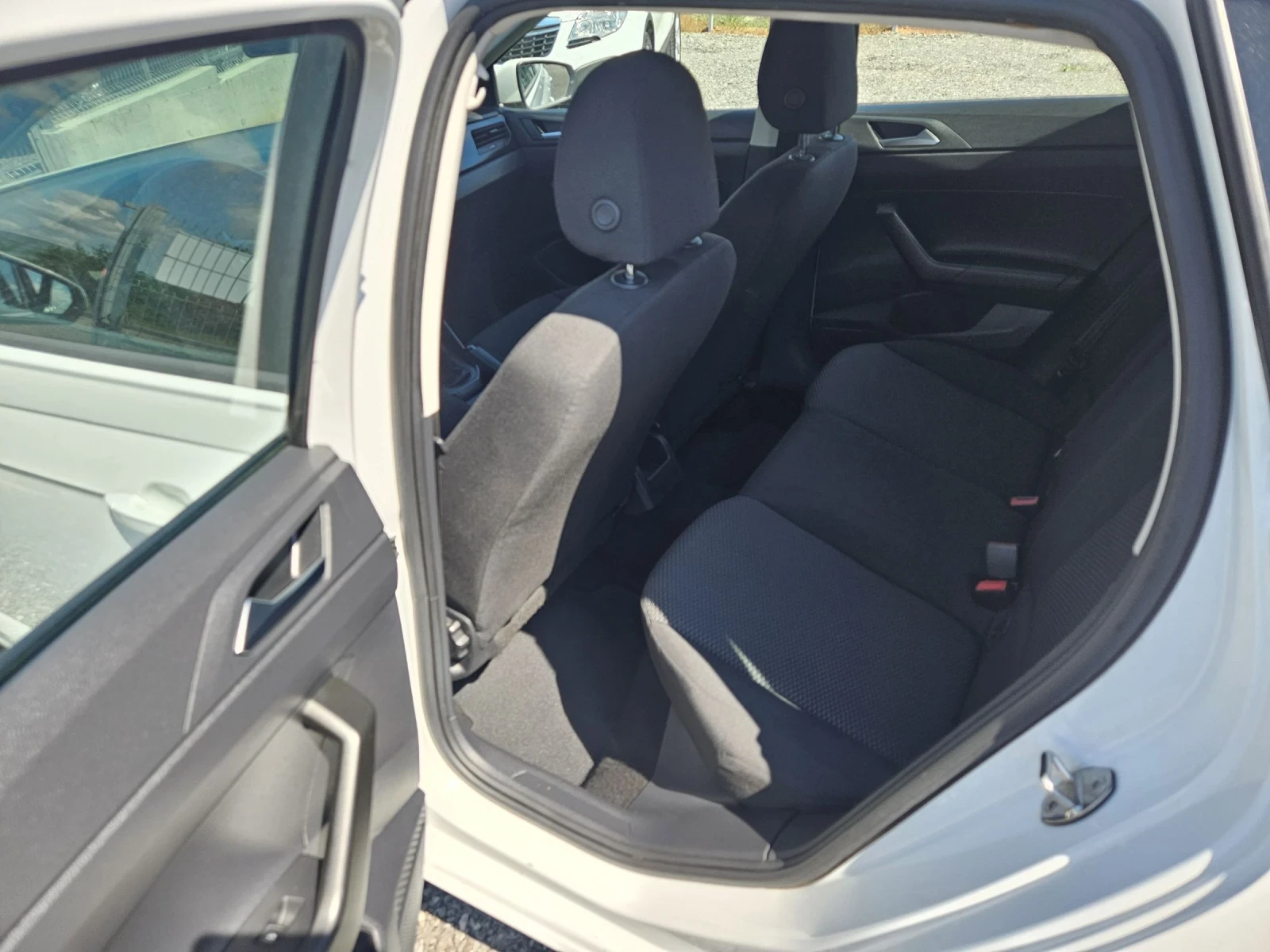 VW Polo 1.0 Euro6, снимка 11 - Автомобили и джипове - 54389897