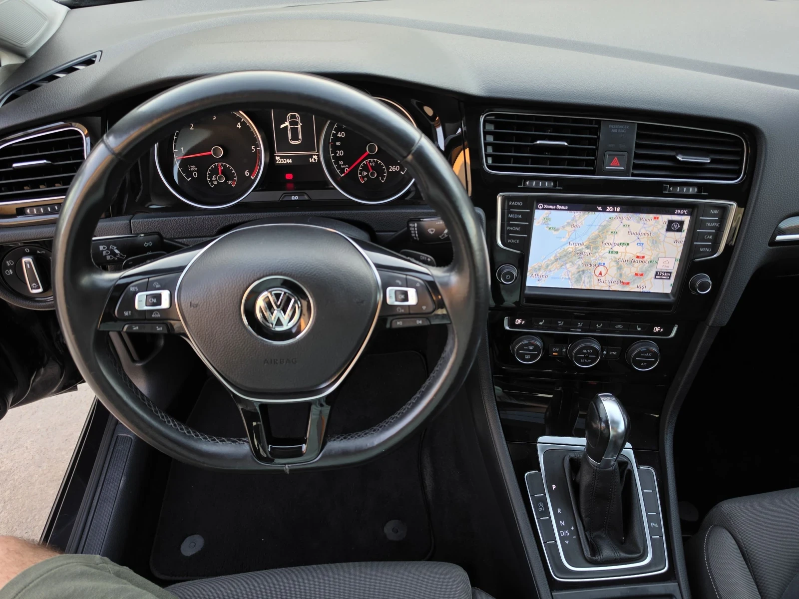VW Golf 1.6 TDI FULL LED HIGHLINE, снимка 13 - Автомобили и джипове - 55093388