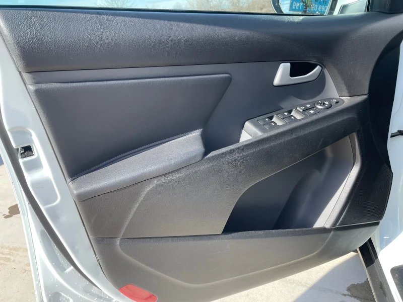 Kia Sportage 1.6 GDi, снимка 13 - Автомобили и джипове - 53600328