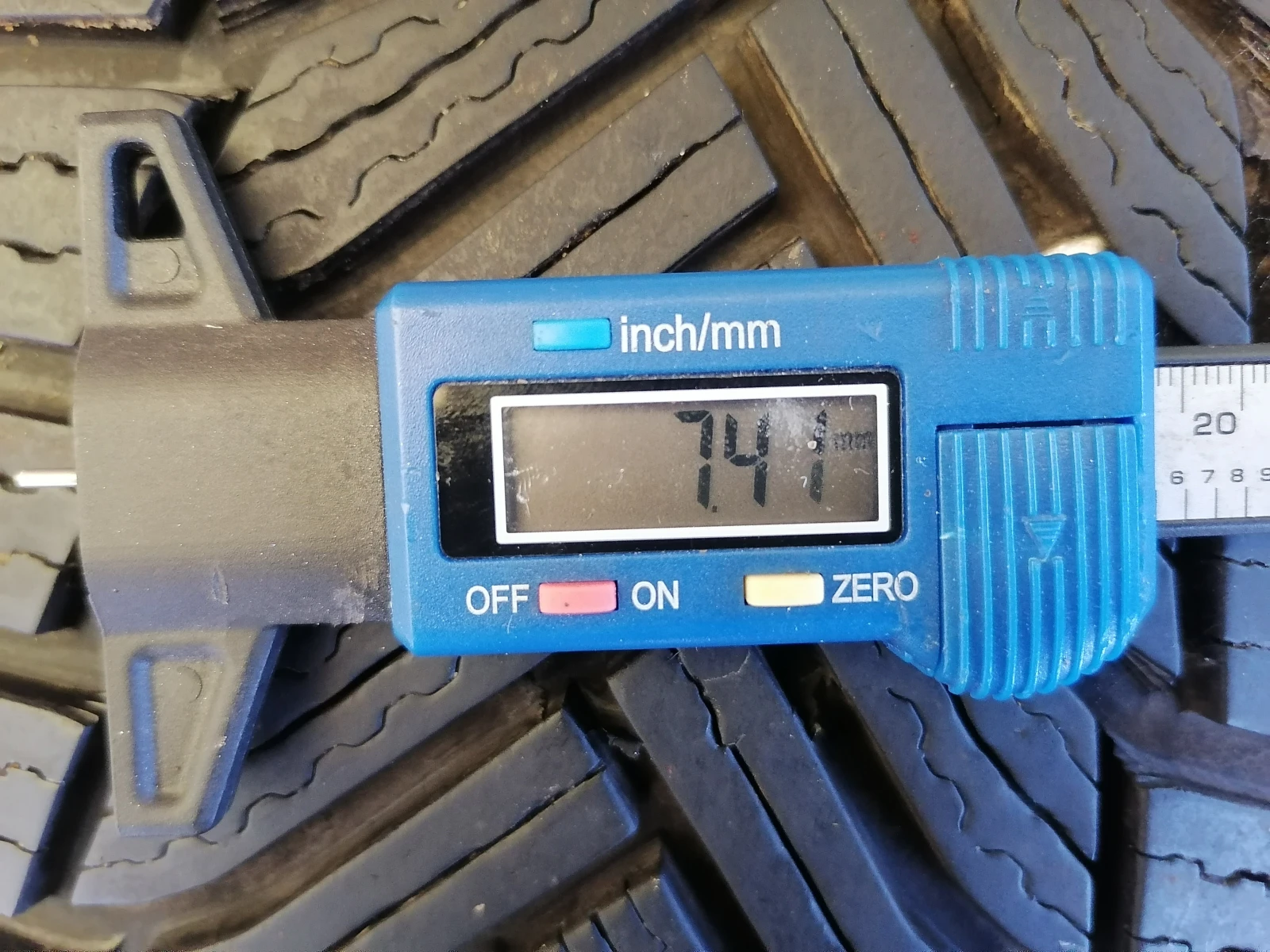Гуми Зимни 205/60R17, снимка 7 - Гуми и джанти - 55997292