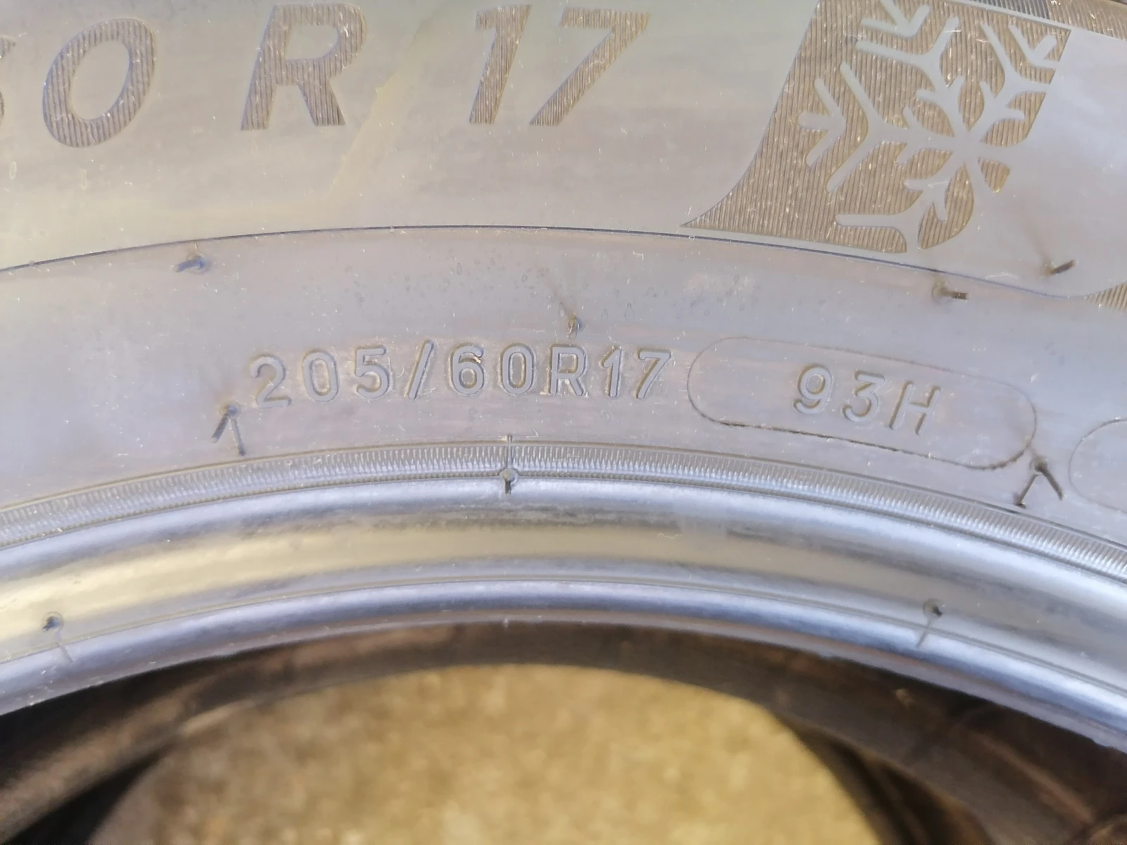 Гуми Зимни 205/60R17, снимка 5 - Гуми и джанти - 55997292