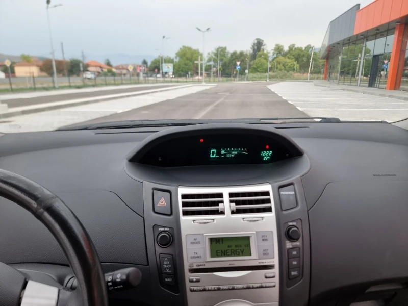 Toyota Yaris 1.3 VVTI, снимка 13 - Автомобили и джипове - 47153936