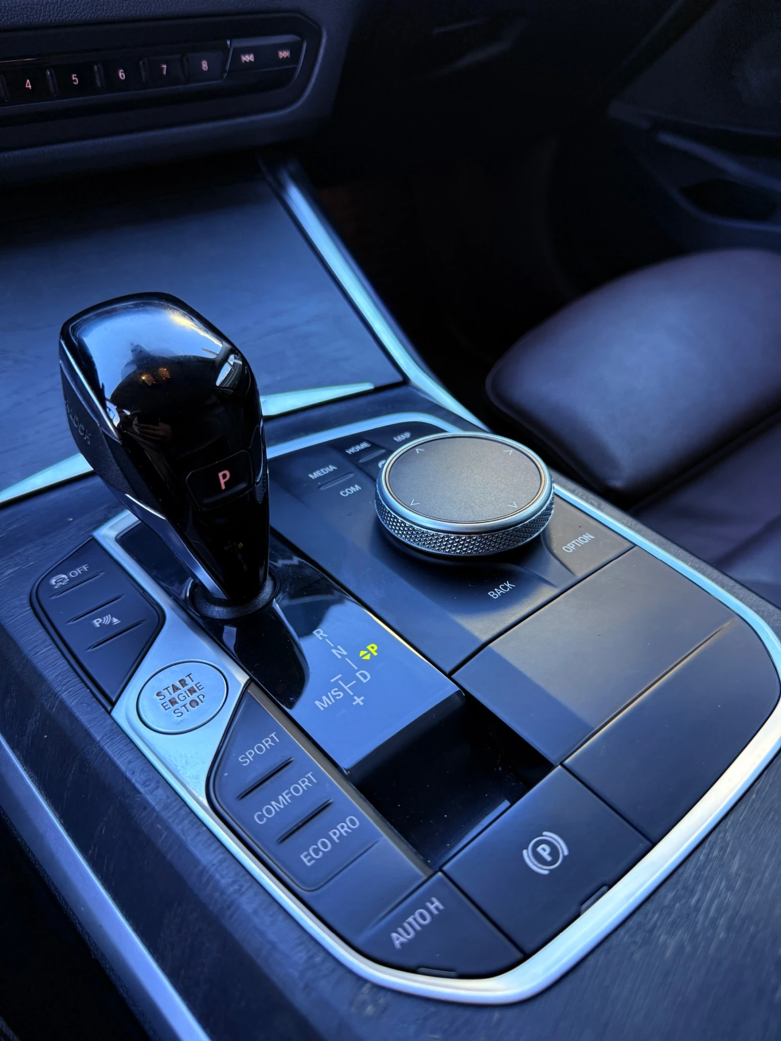 BMW 320 Distronic* Пано* Подгрев* Carplay* Assists, снимка 11 - Автомобили и джипове - 54343751