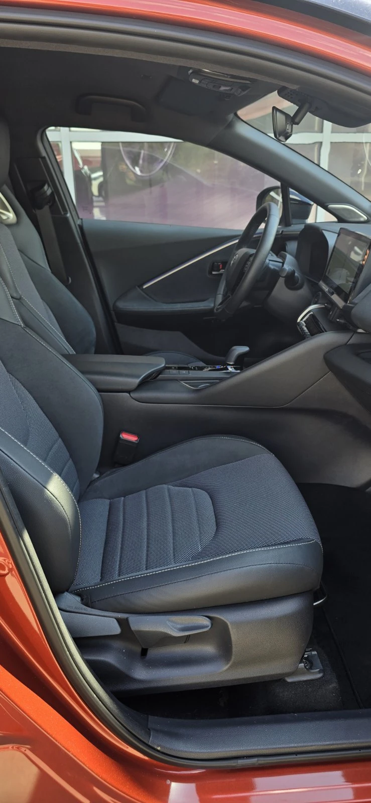 Toyota C-HR CLASSY 2.0 PHEV, снимка 7 - Автомобили и джипове - 56118225
