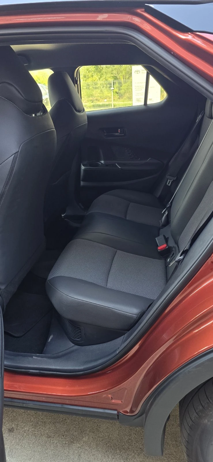 Toyota C-HR CLASSY 2.0 PHEV, снимка 8 - Автомобили и джипове - 56118225