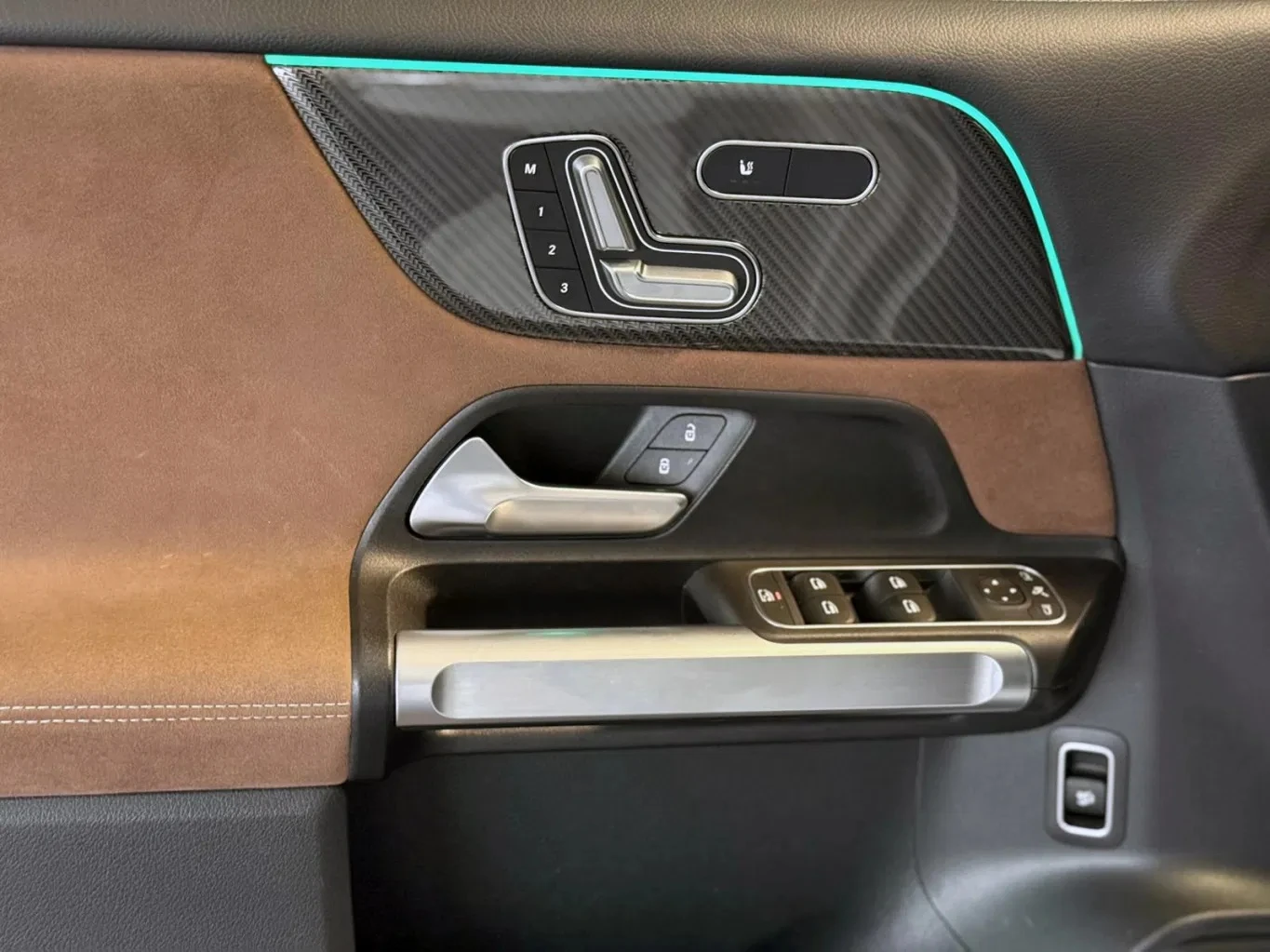 Mercedes-Benz GLB 200d 4Matic AMG Line - изображение 6