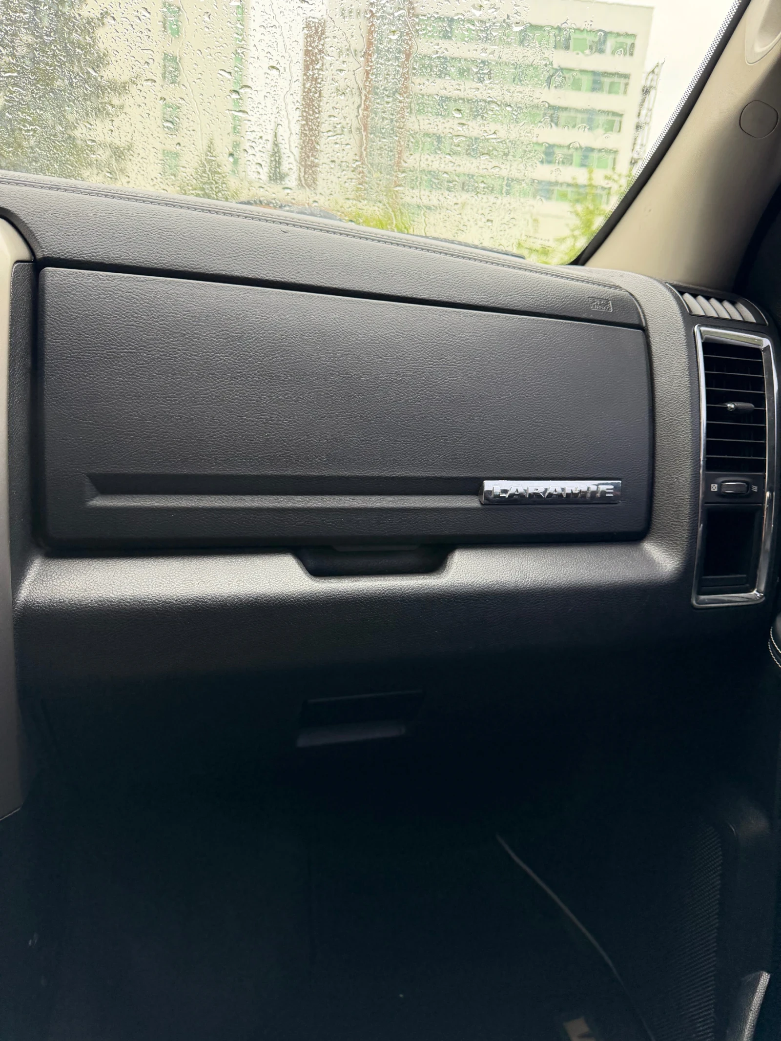 Dodge RAM 1500 5.7 Hemi Laramie, снимка 14 - Автомобили и джипове - 54371163