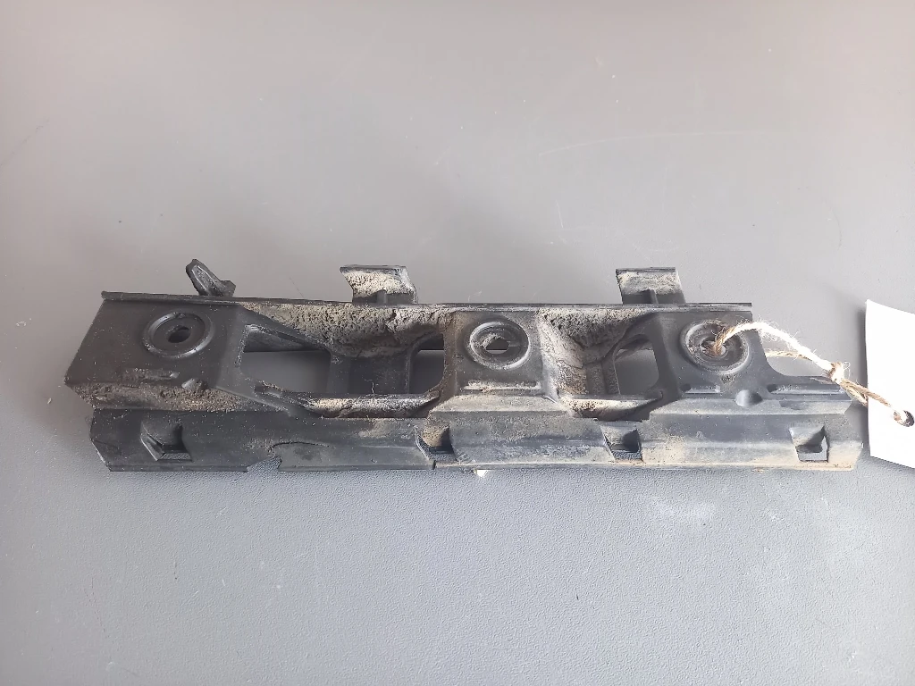 Водач държач предна броня ляв Фолксваген Пасат Б6 2.0тди 