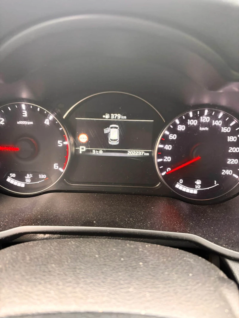 Kia Carens 1.7, снимка 5 - Автомобили и джипове - 53024512