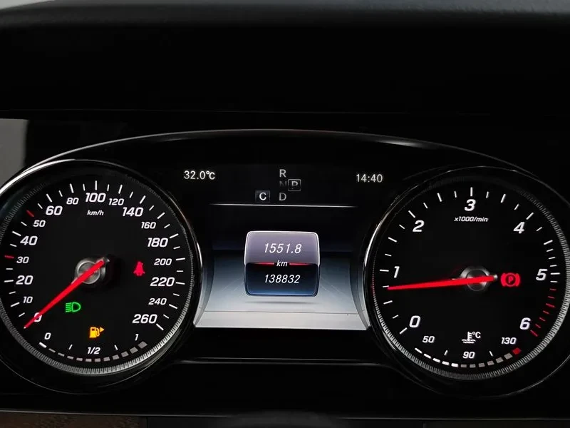 Mercedes-Benz E 220 4Matic Avantgarde - САМО 30% АВАНС, снимка 8 - Автомобили и джипове - 55926897