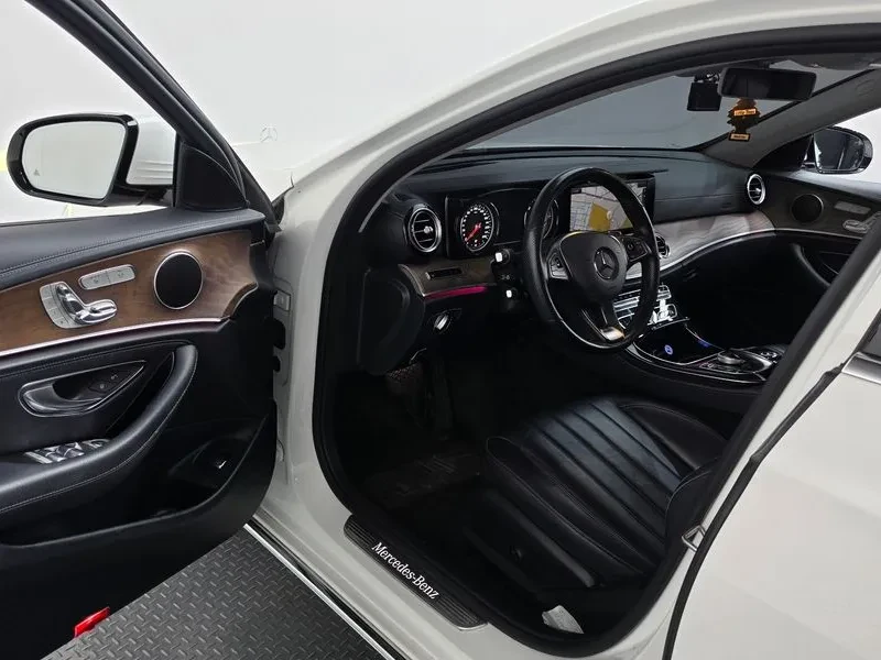 Mercedes-Benz E 220 4Matic Avantgarde - САМО 30% АВАНС, снимка 10 - Автомобили и джипове - 55926897