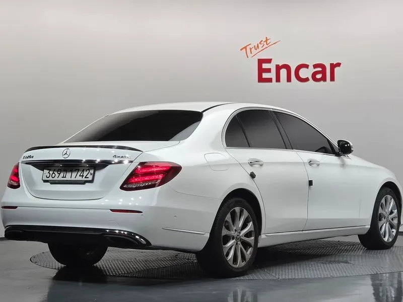 Mercedes-Benz E 220 4Matic Avantgarde - САМО 30% АВАНС, снимка 2 - Автомобили и джипове - 55926897