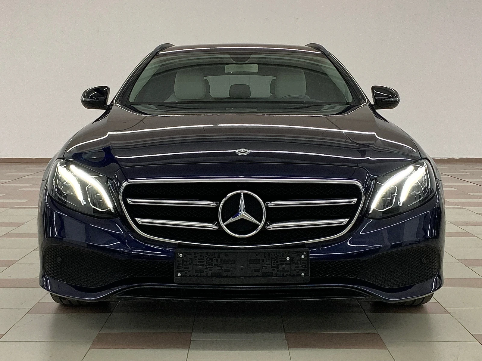 Mercedes-Benz E 220 4-MATIC - изображение 5