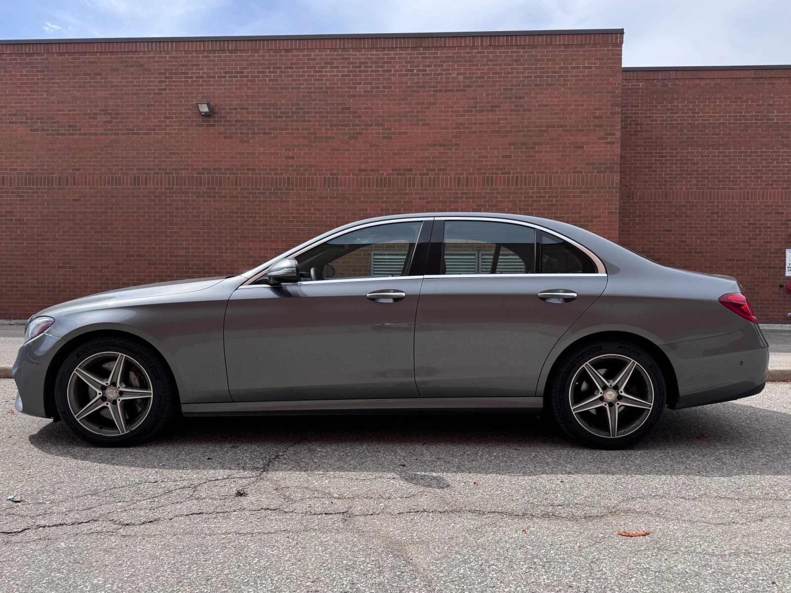 Mercedes-Benz E 300 4MATIC* CARFAX * BURMESTER * ПОДГРЕВ, снимка 3 - Автомобили и джипове - 56114957