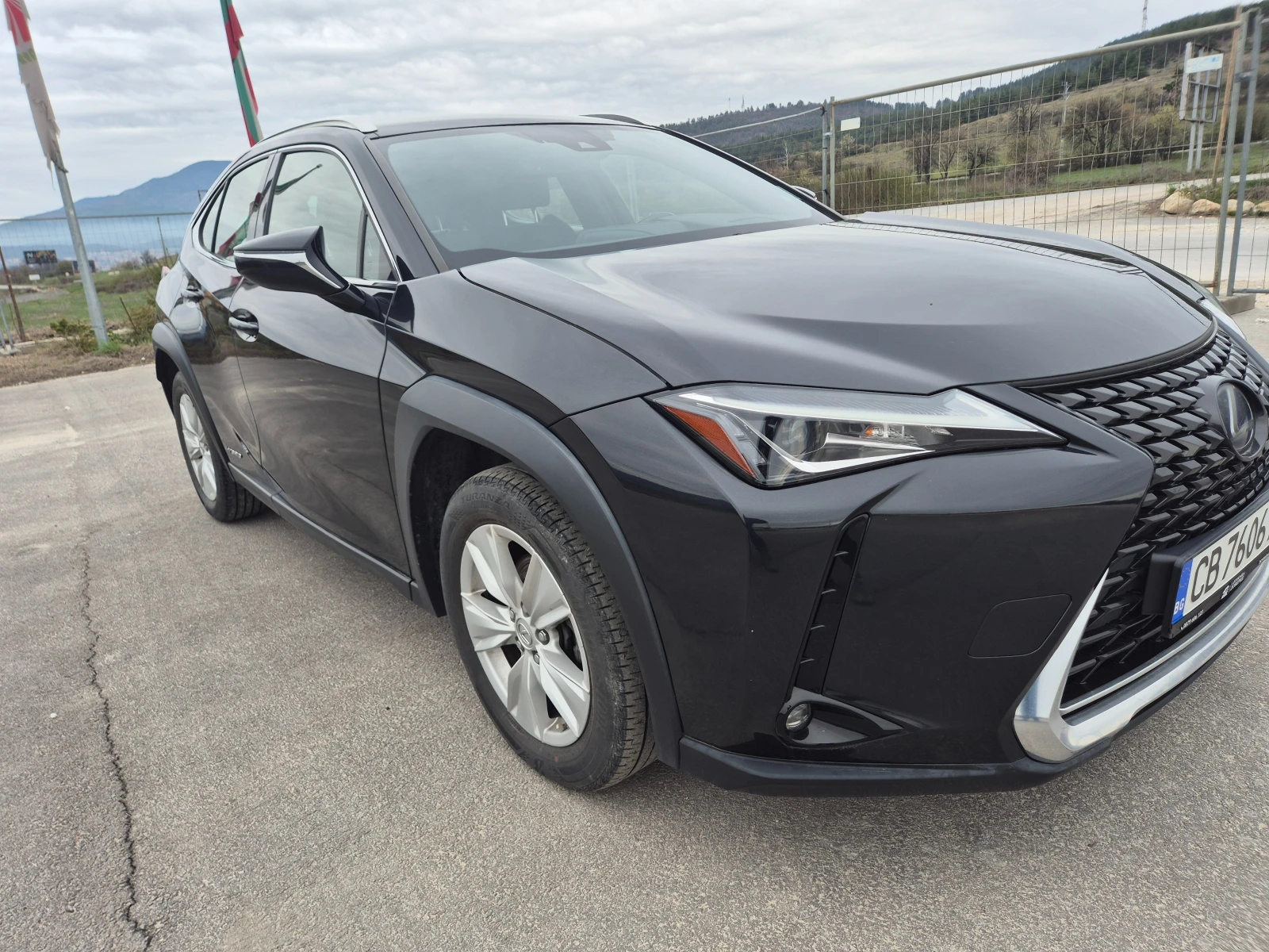 Lexus UX 250h 2.0 - изображение 5