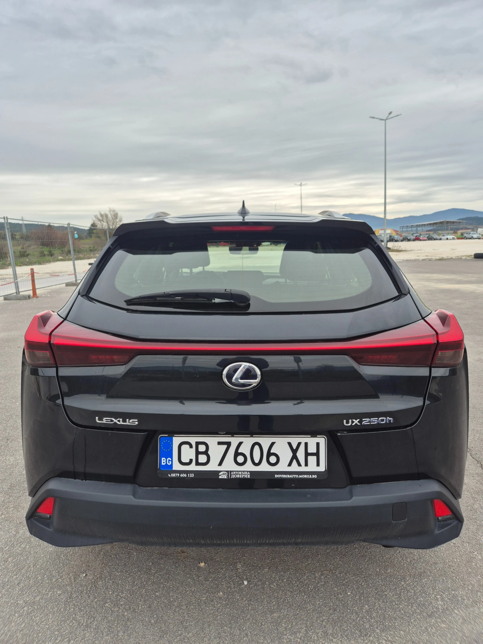 Lexus UX 250h 2.0 - изображение 2