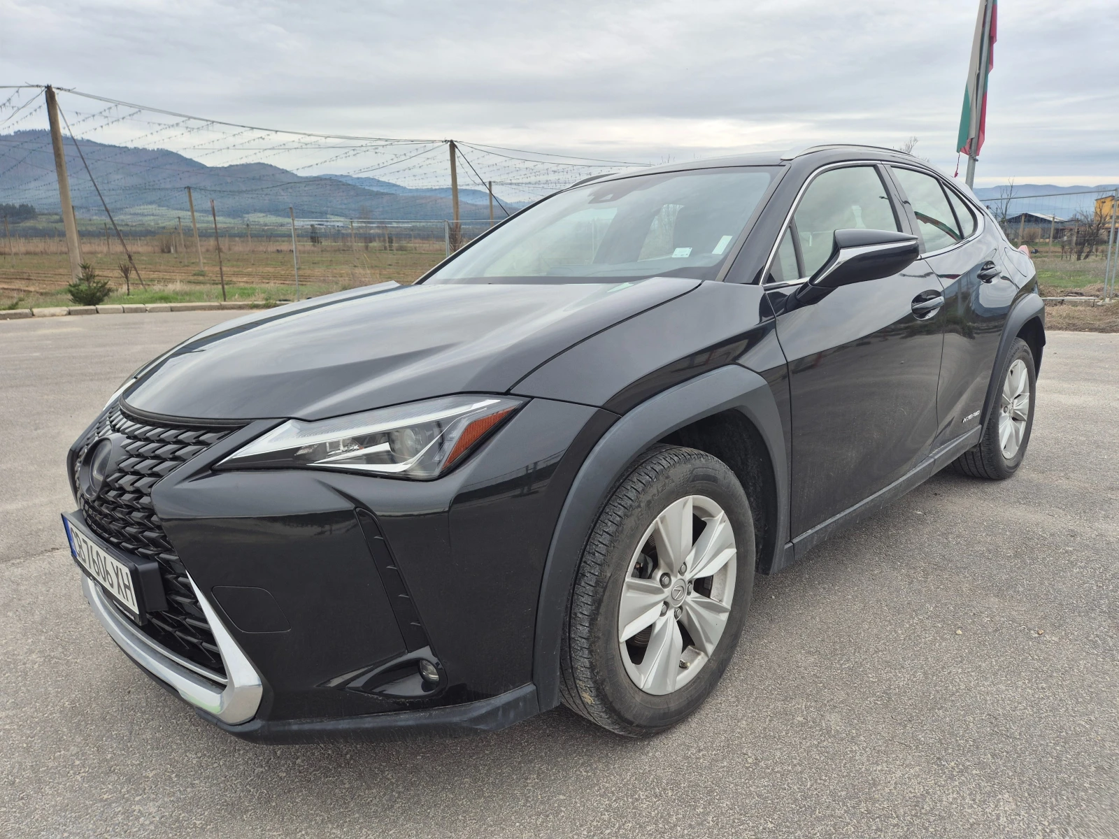 Lexus UX 250h 2.0 - изображение 6