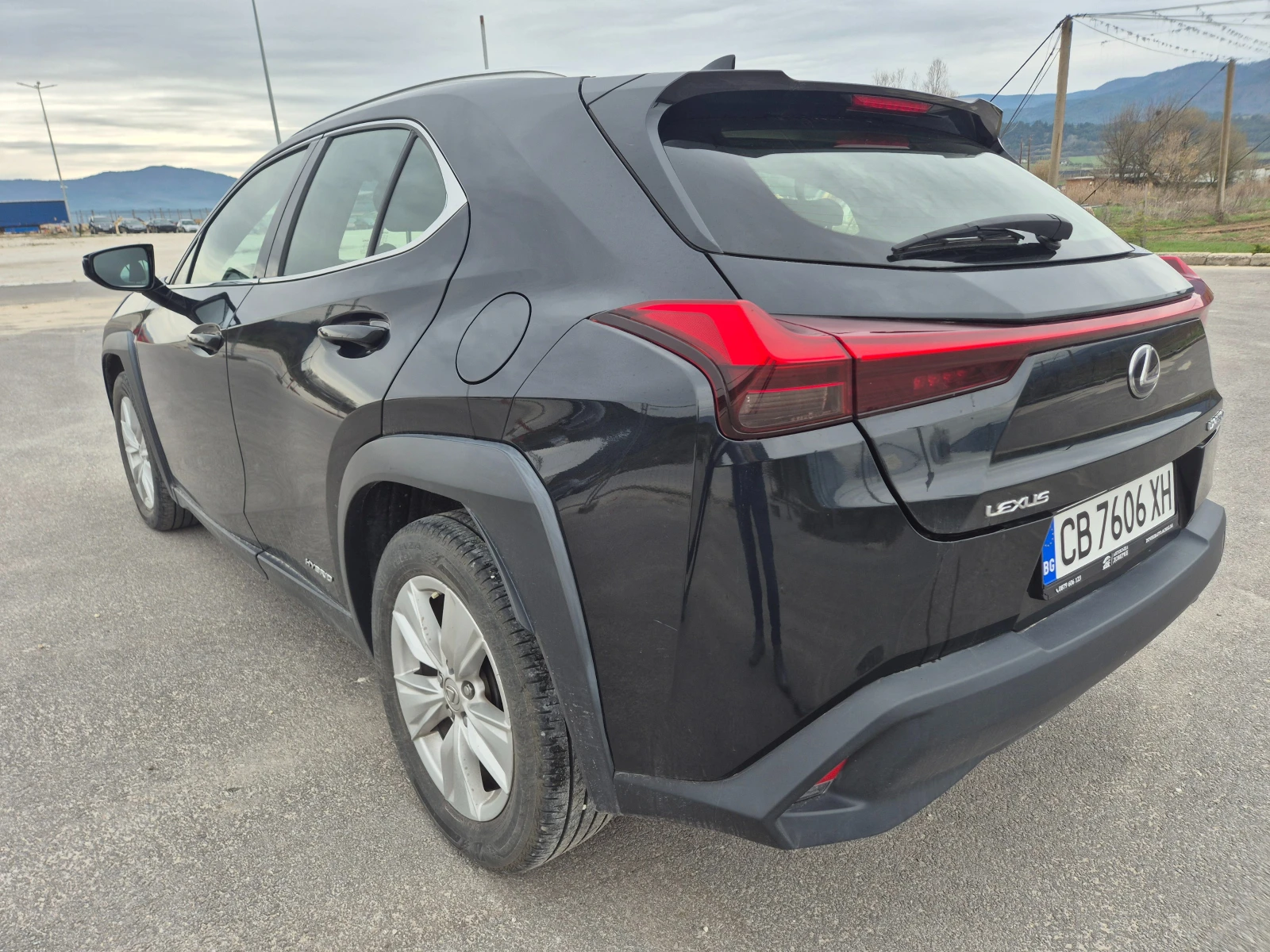 Lexus UX 250h 2.0 - изображение 3