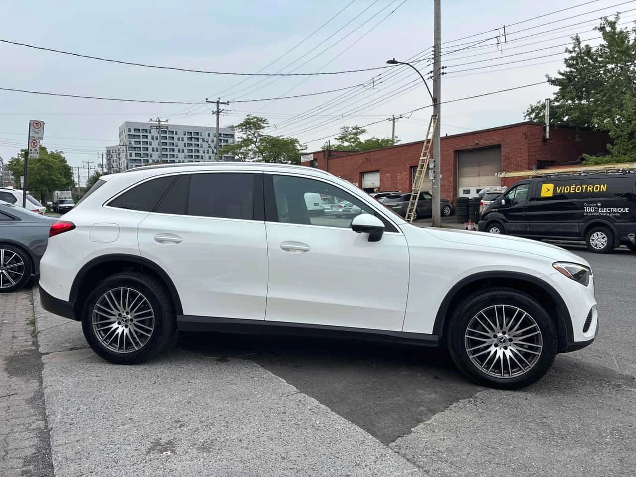 Mercedes-Benz GLC 300 DISTRONIC* PANORAMA* AMBIENT* , снимка 3 - Автомобили и джипове - 55448269