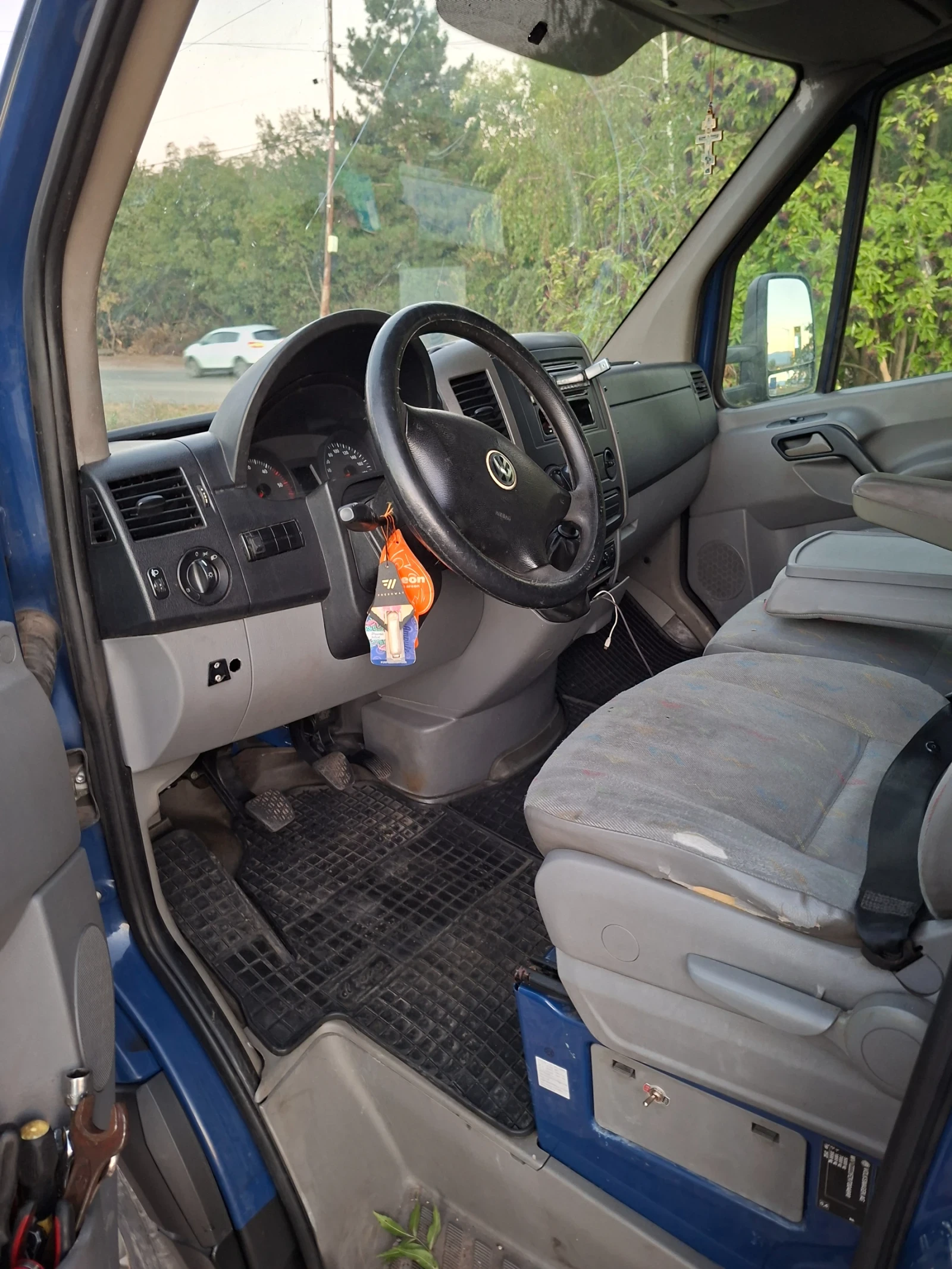 VW Crafter 2.5 d специален, снимка 8 - Бусове и автобуси - 56157366