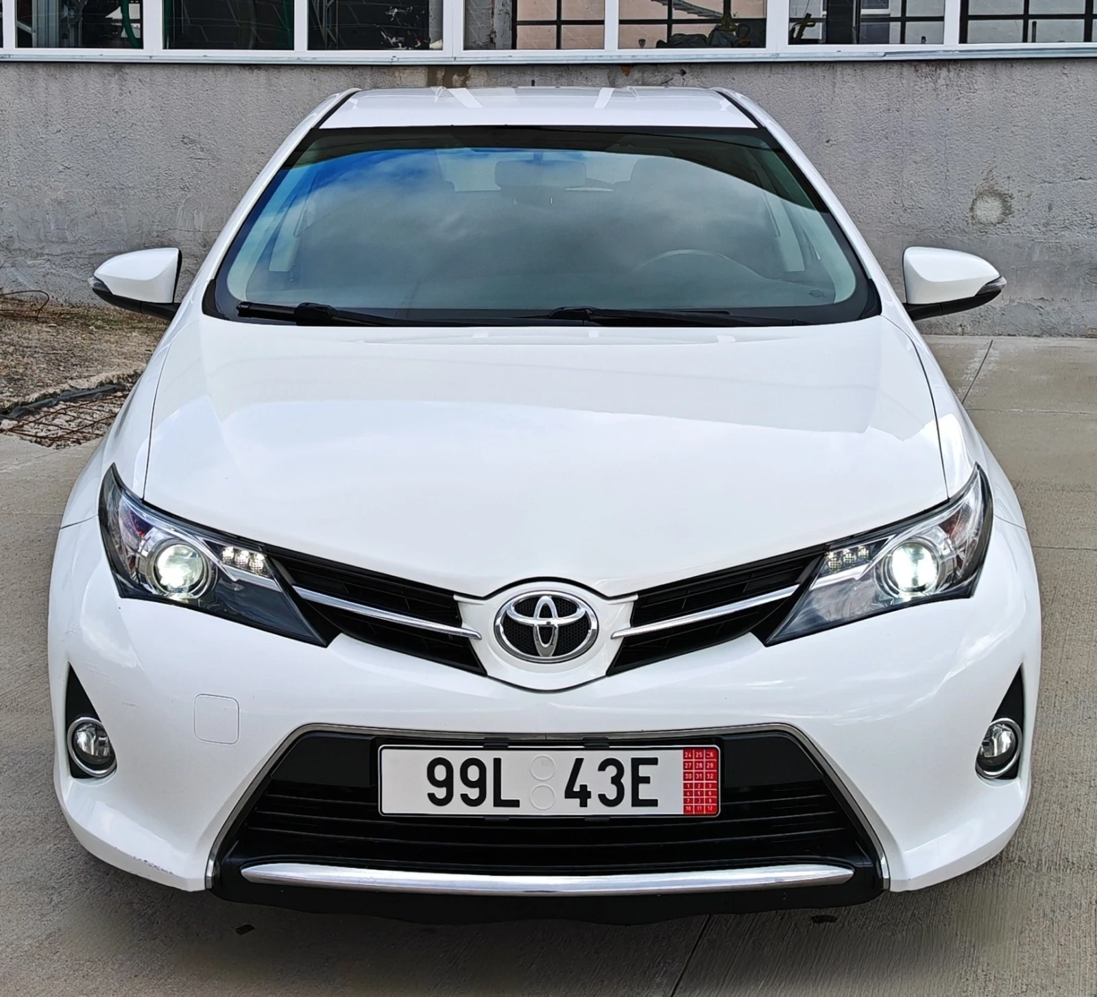 Toyota Auris 1.6VVTi AUTOMATIC* Bi-Xenon* Camera* Navi* USB/AUX, снимка 3 - Автомобили и джипове - 54739925