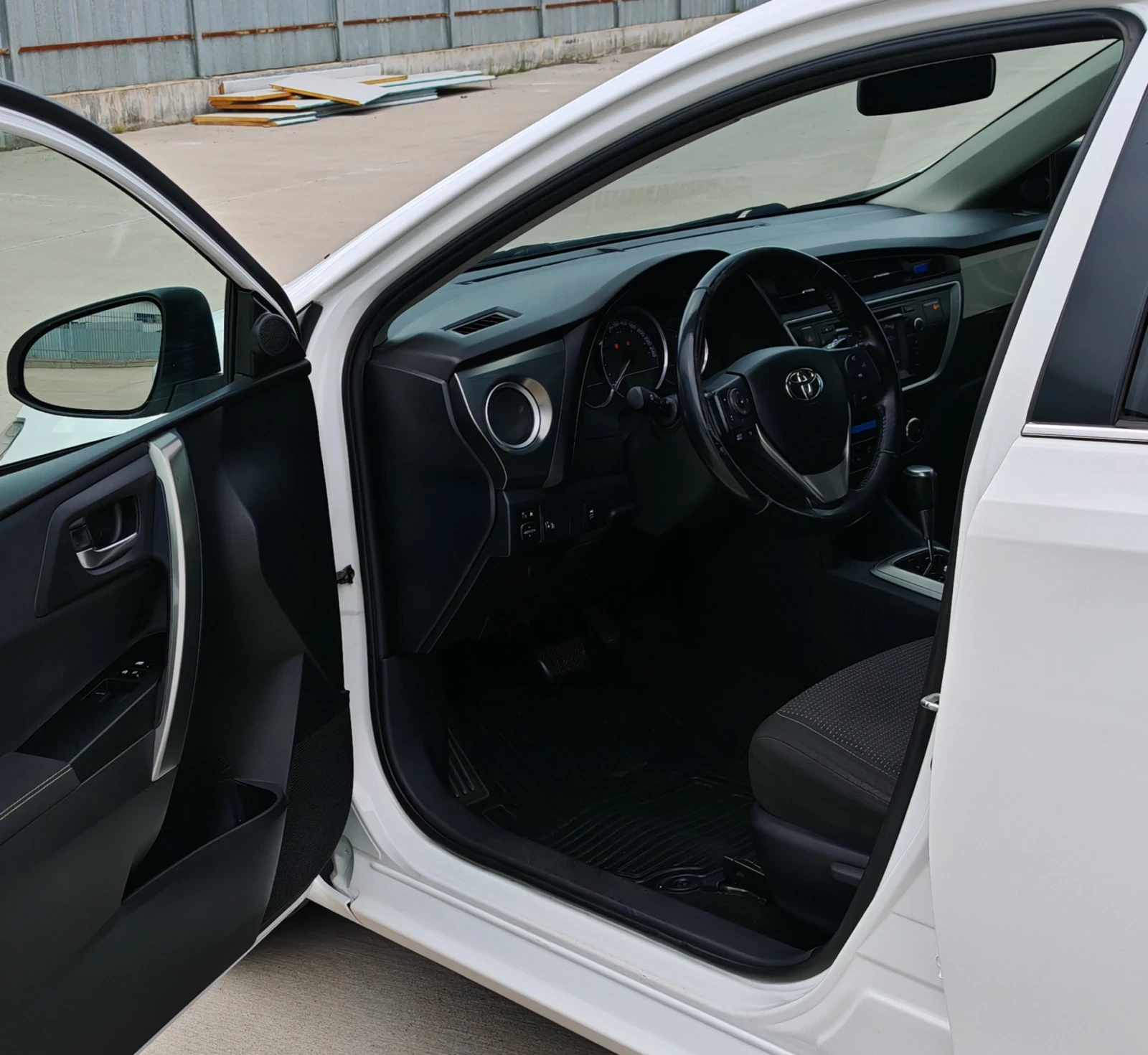 Toyota Auris 1.6VVTi AUTOMATIC* Bi-Xenon* Camera* Navi* USB/AUX, снимка 14 - Автомобили и джипове - 54739925