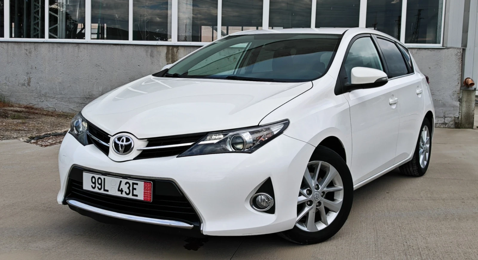 Toyota Auris 1.6VVTi AUTOMATIC* Bi-Xenon* Camera* Navi* USB/AUX, снимка 2 - Автомобили и джипове - 54739925