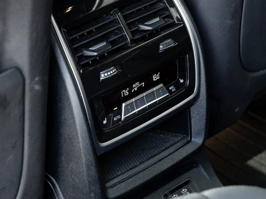 BMW X7 40i* M-SPORT* BOWERS & WILKINS* CARBON* 360 CAM, снимка 16 - Автомобили и джипове - 55085486