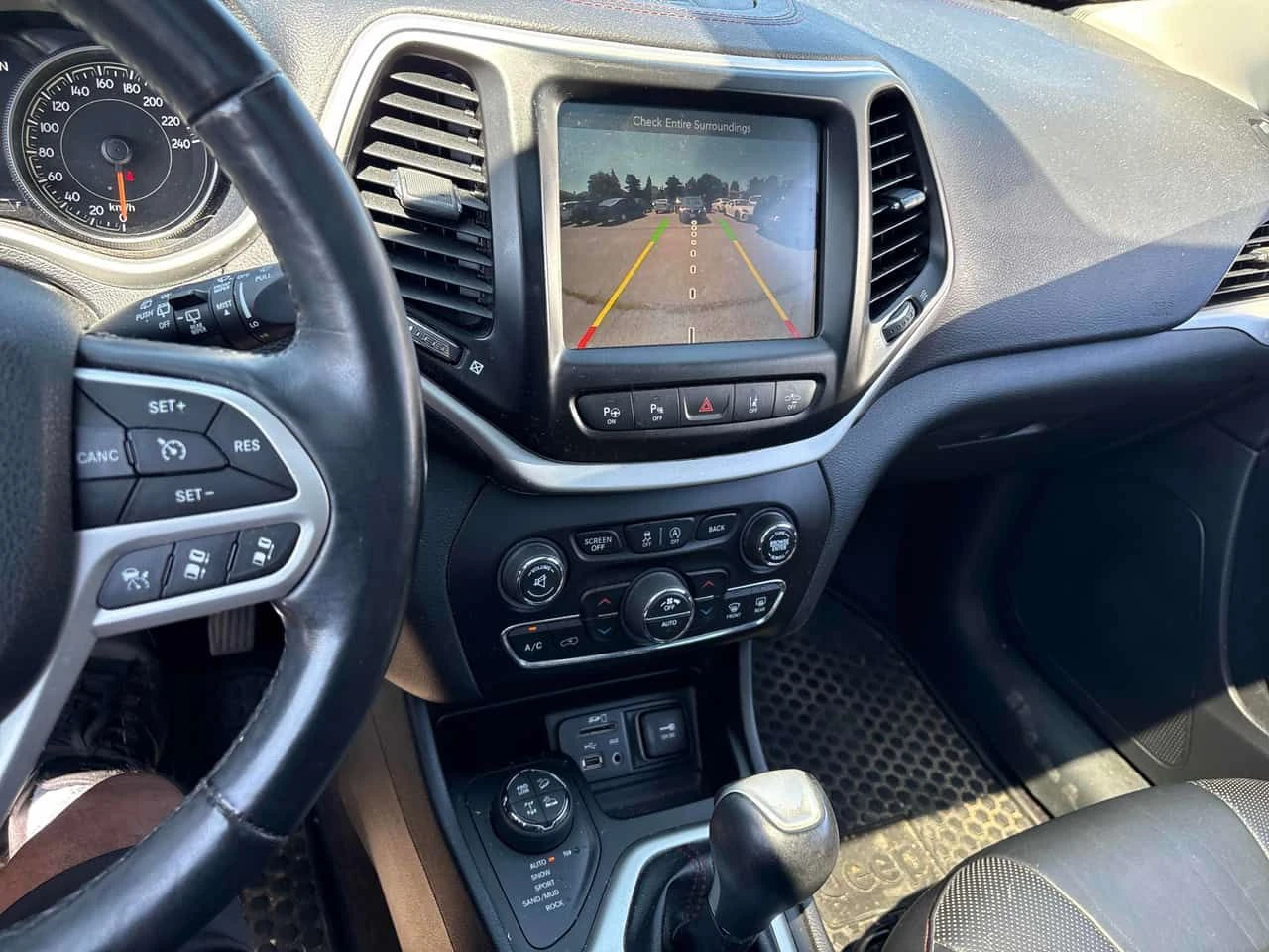 Jeep Cherokee * 4WD 4dr Trailhawk * CARFAX * АВТОКРЕДИТ, снимка 9 - Автомобили и джипове - 55668186