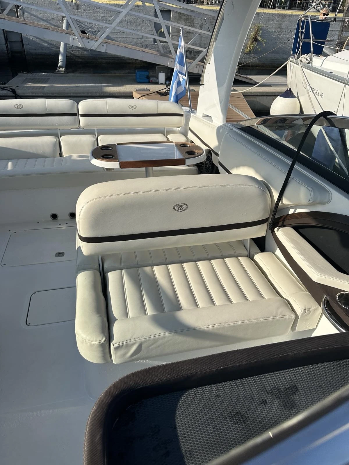 Моторна яхта Cobalt R30 - изображение 8