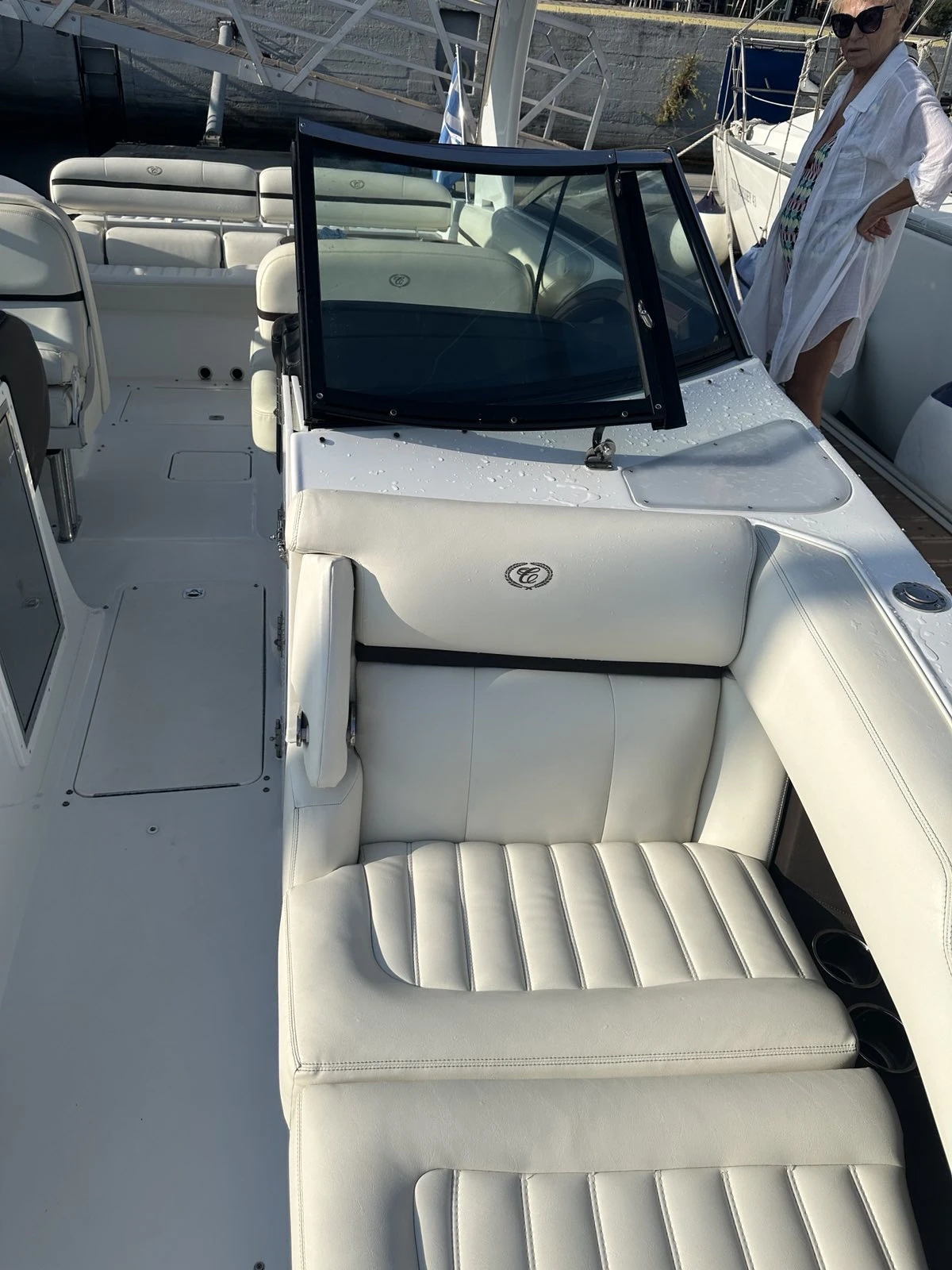 Моторна яхта Cobalt R30 - изображение 9