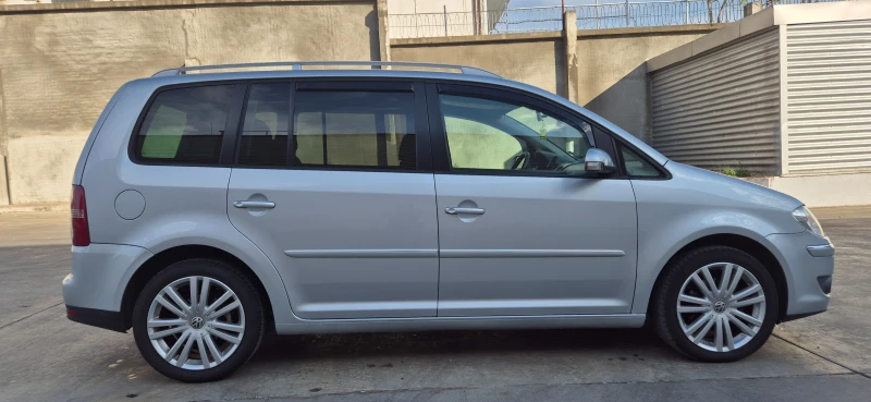 VW Touran 2.0TDI 140к.с Highline, снимка 4 - Автомобили и джипове - 47344991