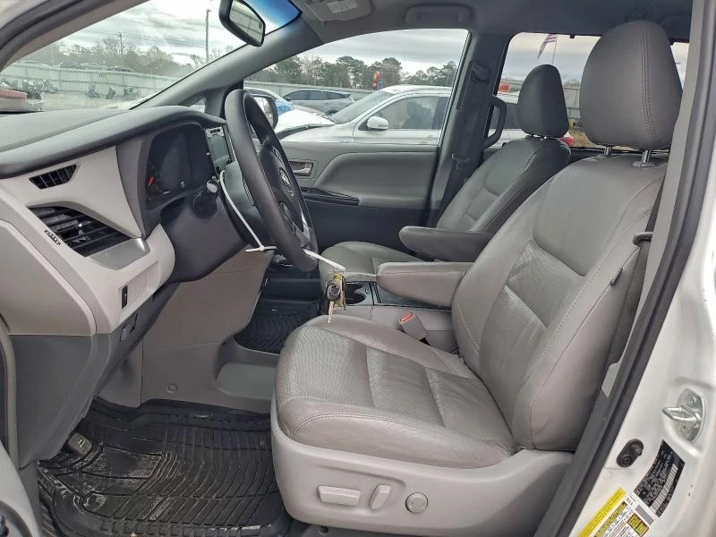 Toyota Sienna 3.5 LE, снимка 7 - Автомобили и джипове - 53122837