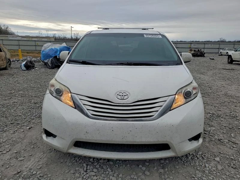 Toyota Sienna 3.5 LE, снимка 6 - Автомобили и джипове - 53122837