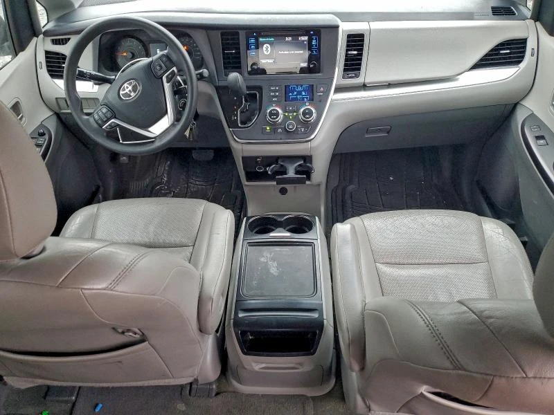 Toyota Sienna 3.5 LE, снимка 8 - Автомобили и джипове - 53122837