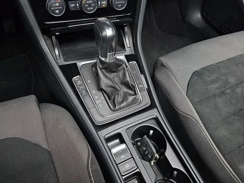 VW Golf 2.0 TDI, снимка 9 - Автомобили и джипове - 54300726