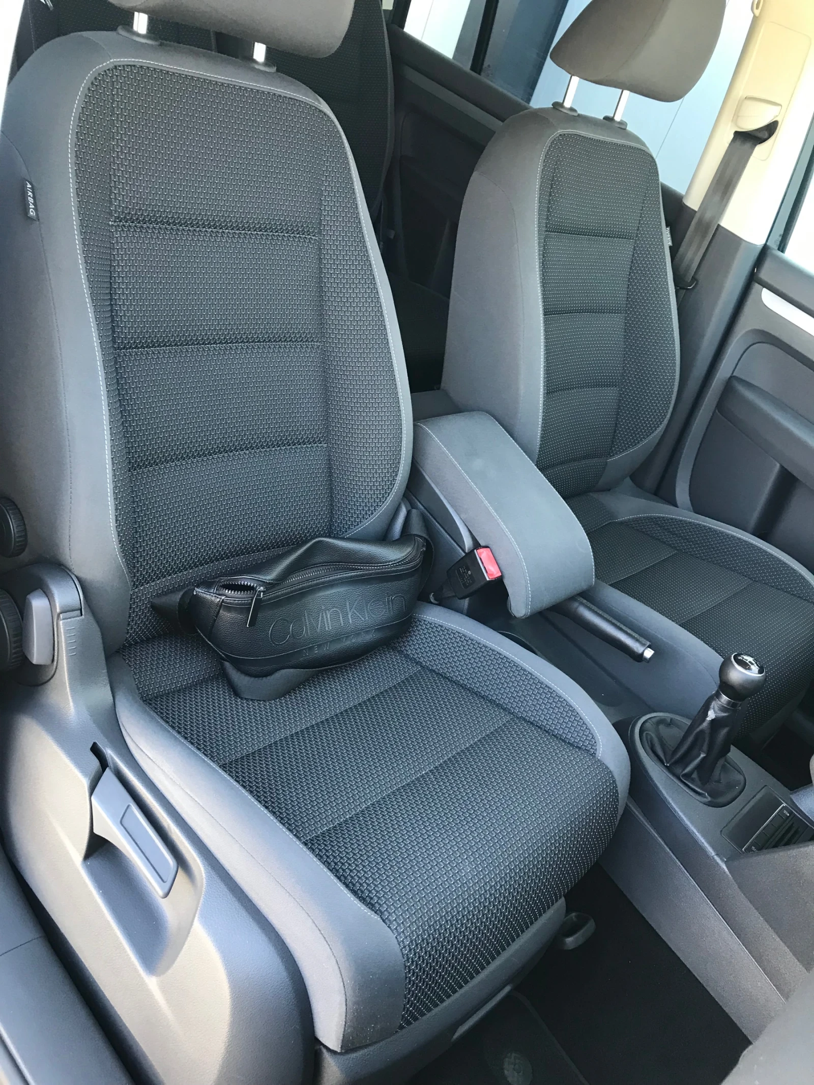 VW Touran 1.6 tdi 105, снимка 5 - Автомобили и джипове - 55532040