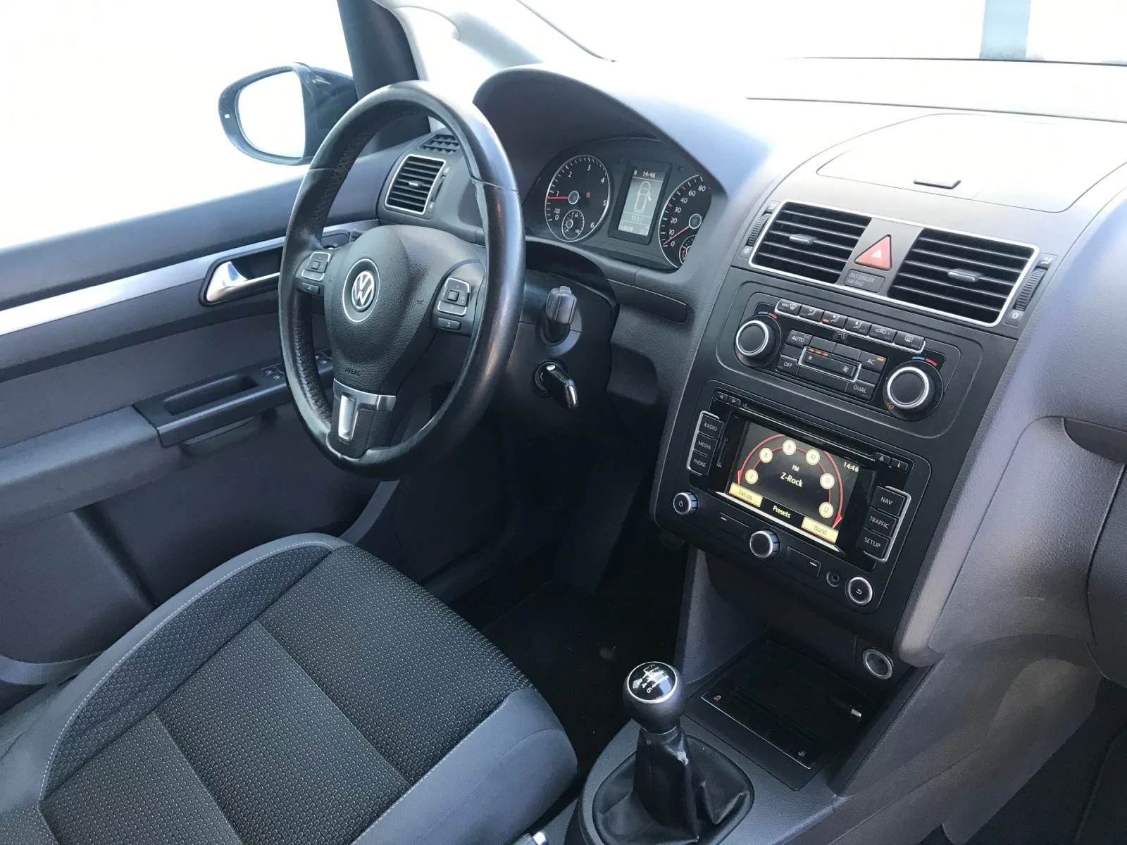 VW Touran 1.6 tdi 105, снимка 6 - Автомобили и джипове - 55532040