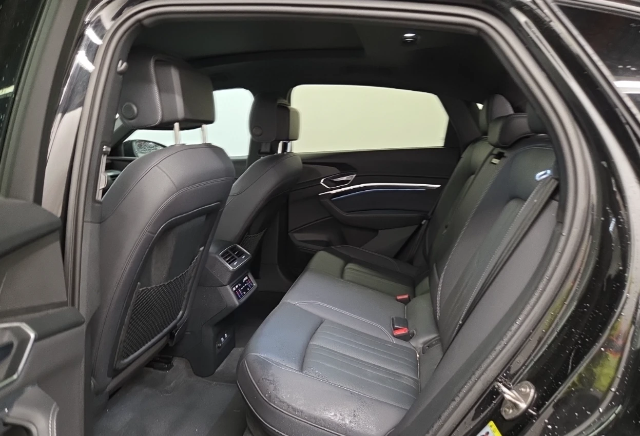 Audi E-Tron SPORTBACK* S-line* QUATTRO* Black optic* 360* ПАНО, снимка 13 - Автомобили и джипове - 56086235