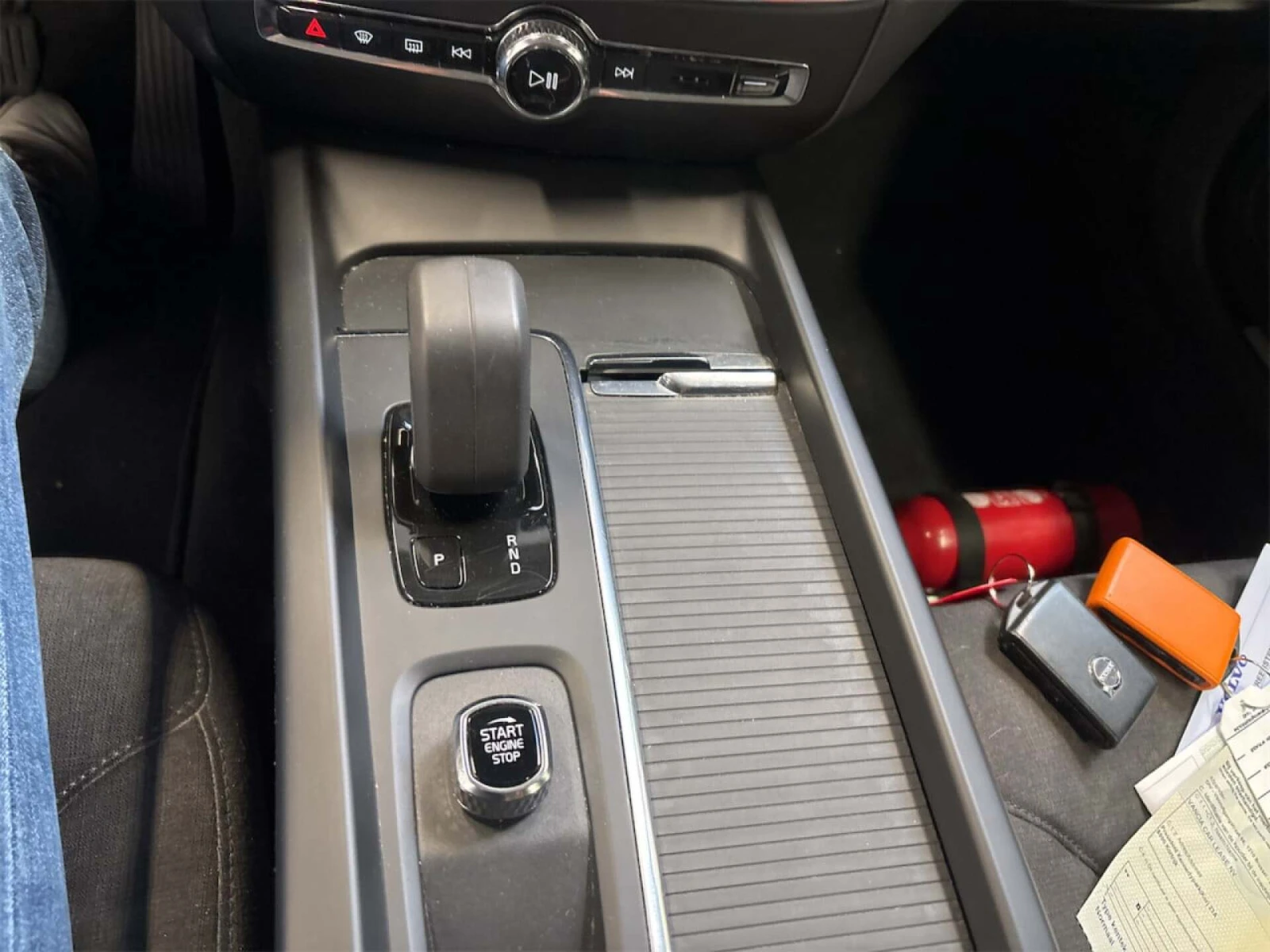 Volvo V60 2.0 B4 CORE LED Navi, снимка 17 - Автомобили и джипове - 56163653