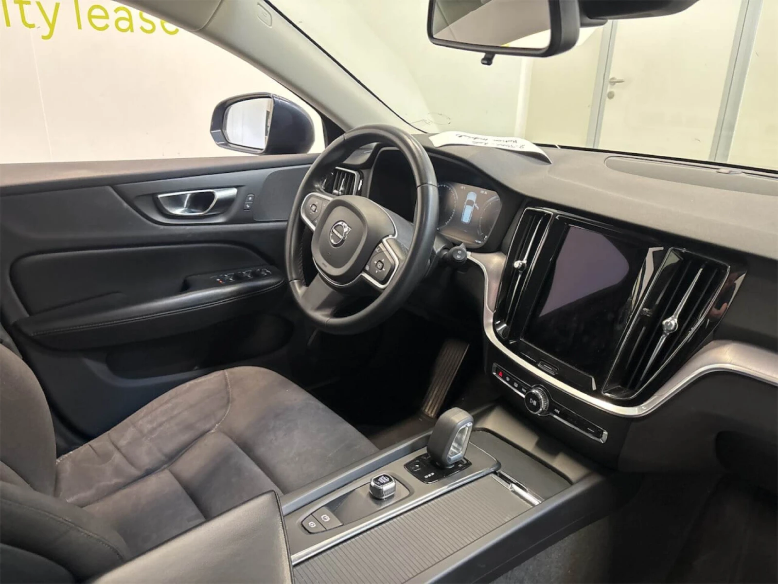 Volvo V60 2.0 B4 CORE LED Navi, снимка 13 - Автомобили и джипове - 56163653