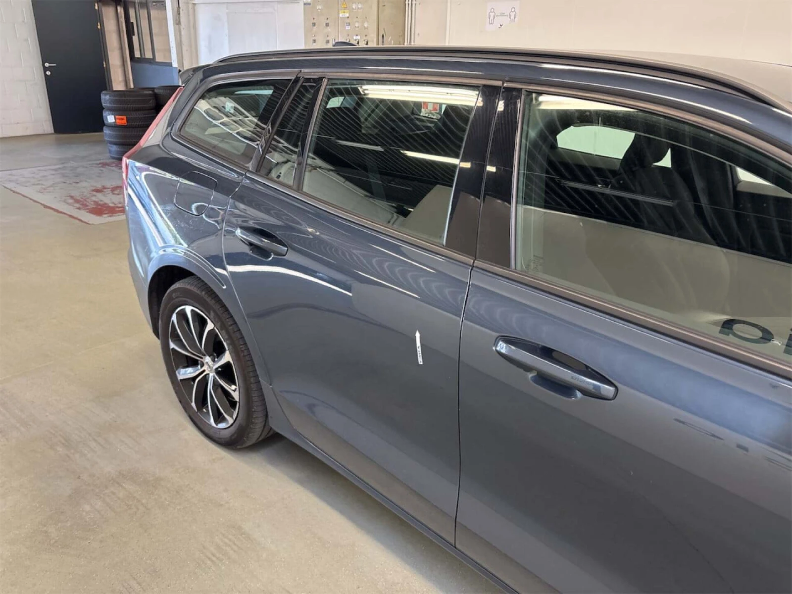 Volvo V60 2.0 B4 CORE LED Navi, снимка 11 - Автомобили и джипове - 56163653