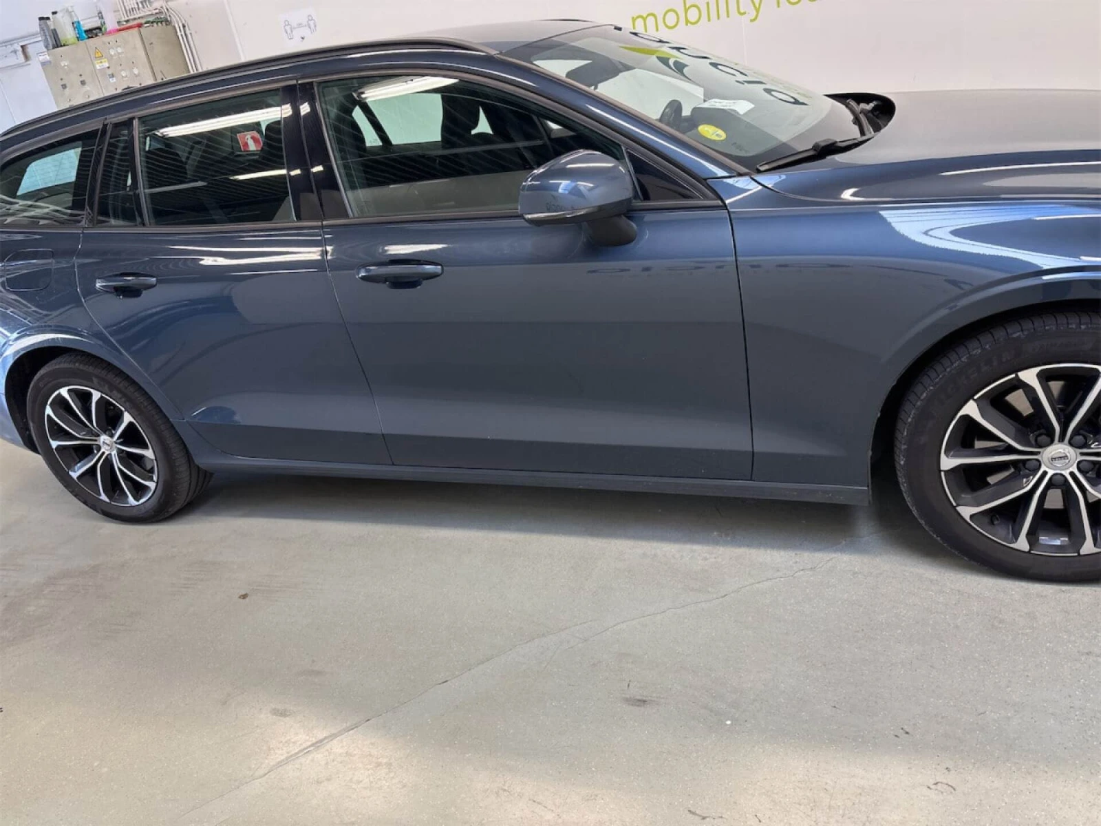 Volvo V60 2.0 B4 CORE LED Navi, снимка 8 - Автомобили и джипове - 56163653