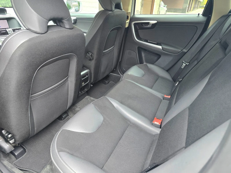 Volvo XC60 Volvo XC60 2.4 D5 Momentum AWD, снимка 11 - Автомобили и джипове - 52103074