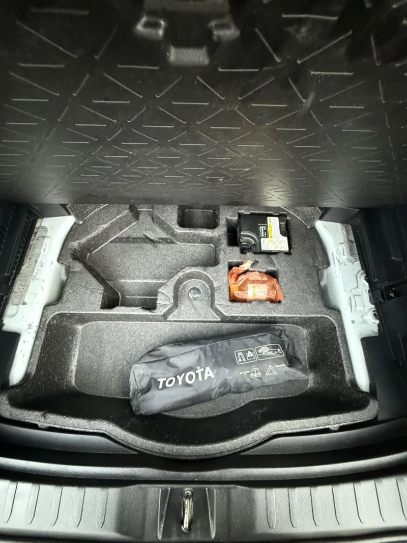 Toyota Rav4 HYBRID 65000, снимка 16 - Автомобили и джипове - 52325852